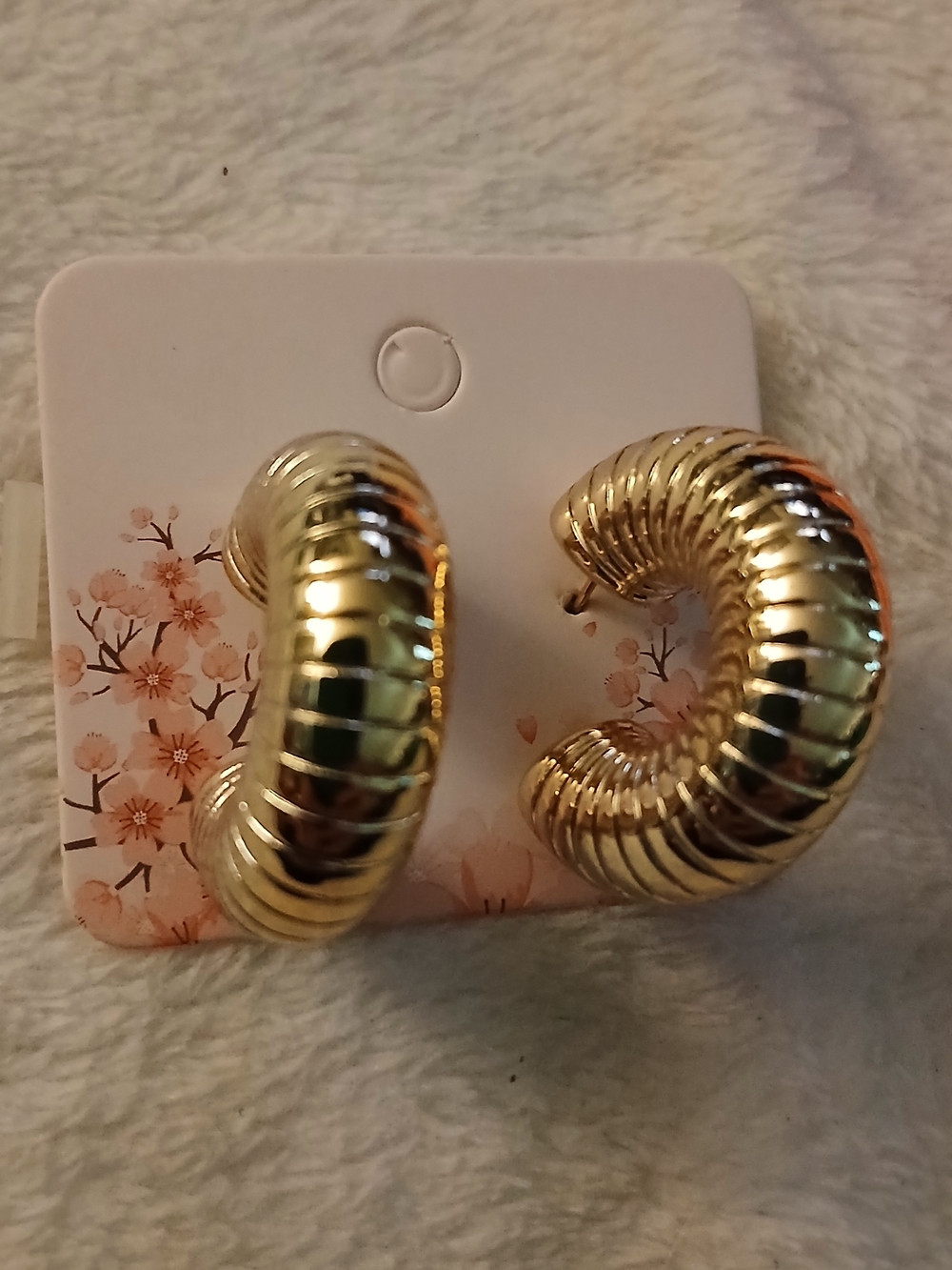 💲Gold Toned Ribbed Hoop Earrings / Elegant Fashion Jewelry - NEW ON CARD